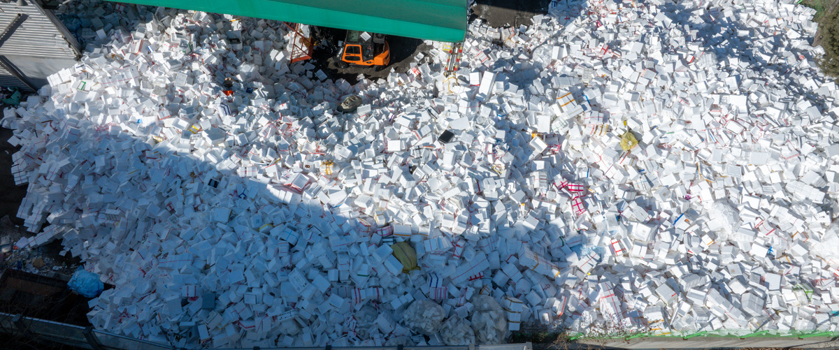 설 연휴 이후 첫 평일인 19일 경기 용인시 이동읍공공재활용센터에서 관계자가 지게차로 명절 선물 포장용 스티로폼을 정리하고 있다.