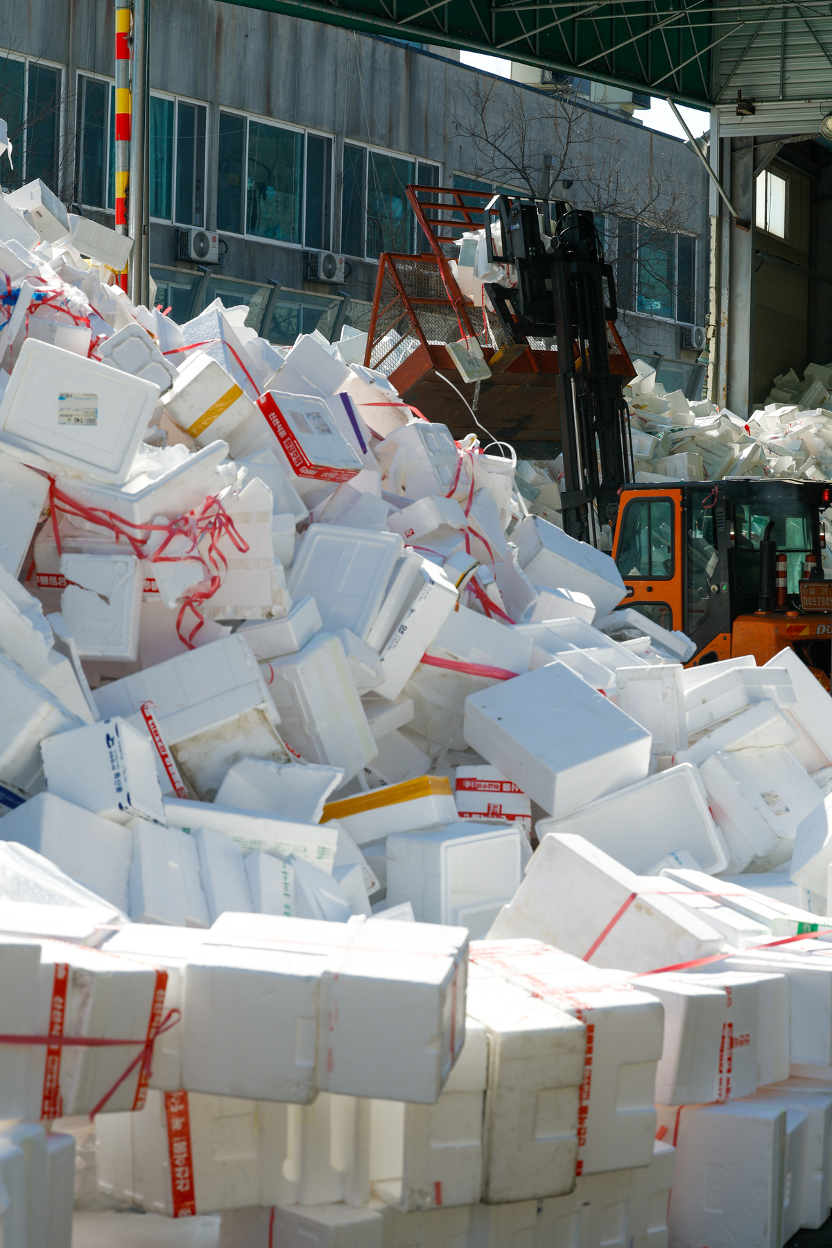 설 연휴 이후 첫 평일인 19일 경기 용인시 이동읍공공재활용센터에서 관계자가 지게차로 명절 선물 포장용 스티로폼을 정리하고 있다.