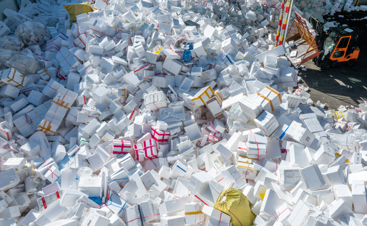 설 연휴 이후 첫 평일인 19일 경기 용인시 이동읍공공재활용센터에서 관계자가 지게차로 명절 선물 포장용 스티로폼을 정리하고 있다.