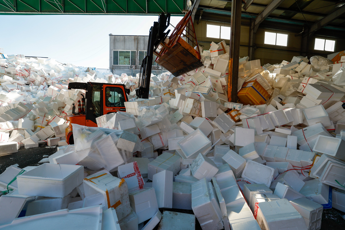 설 연휴 이후 첫 평일인 19일 경기 용인시 이동읍공공재활용센터에서 관계자가 지게차로 명절 선물 포장용 스티로폼을 정리하고 있다.