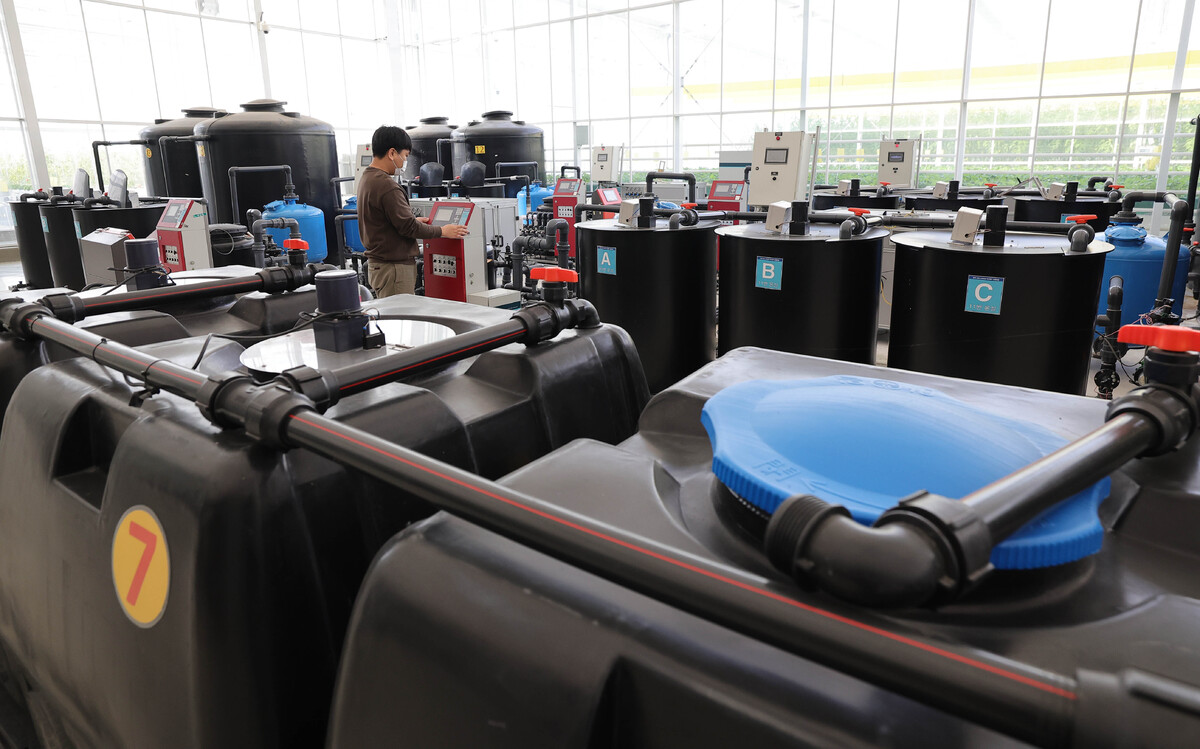 전북 김제 스마트팜 혁신밸리에서 크로프트 직원이 자동 양액 공급기를 확인하고 있다.