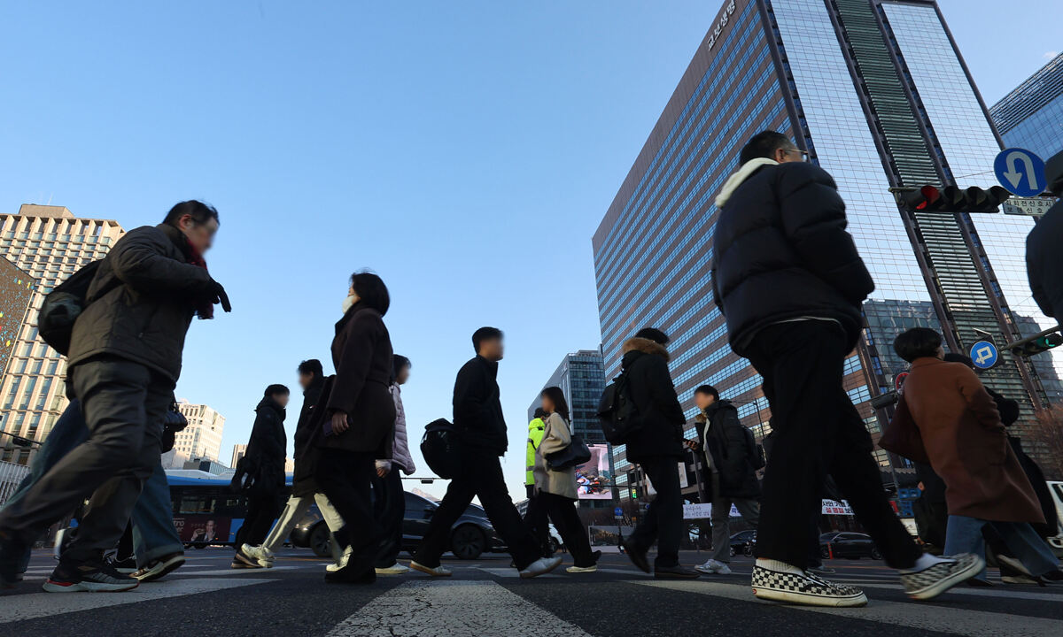 19일 서울 종로구 광화문 사거리에서 시민들이 출근하고 있다. 연합뉴스