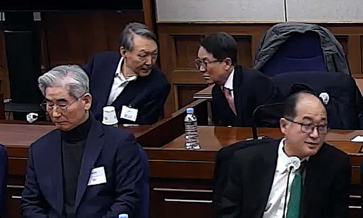 443일 만에 단죄 윤석열 전 대통령이 19일 오후 서울 서초구 서울중앙지방법원에서 열린 내란 우두머리 혐의 1심 선고공판에 출석해 윤갑근 변호사 쪽으로 몸을 기울여 얘기를 나누고 있다. 재판부는 이날 윤 전 대통령과 김용현 전 국방부 장관(앞줄 왼쪽)에게 각각 무기징역과 징역 30년을 선고했다. 서울중앙지법 제공