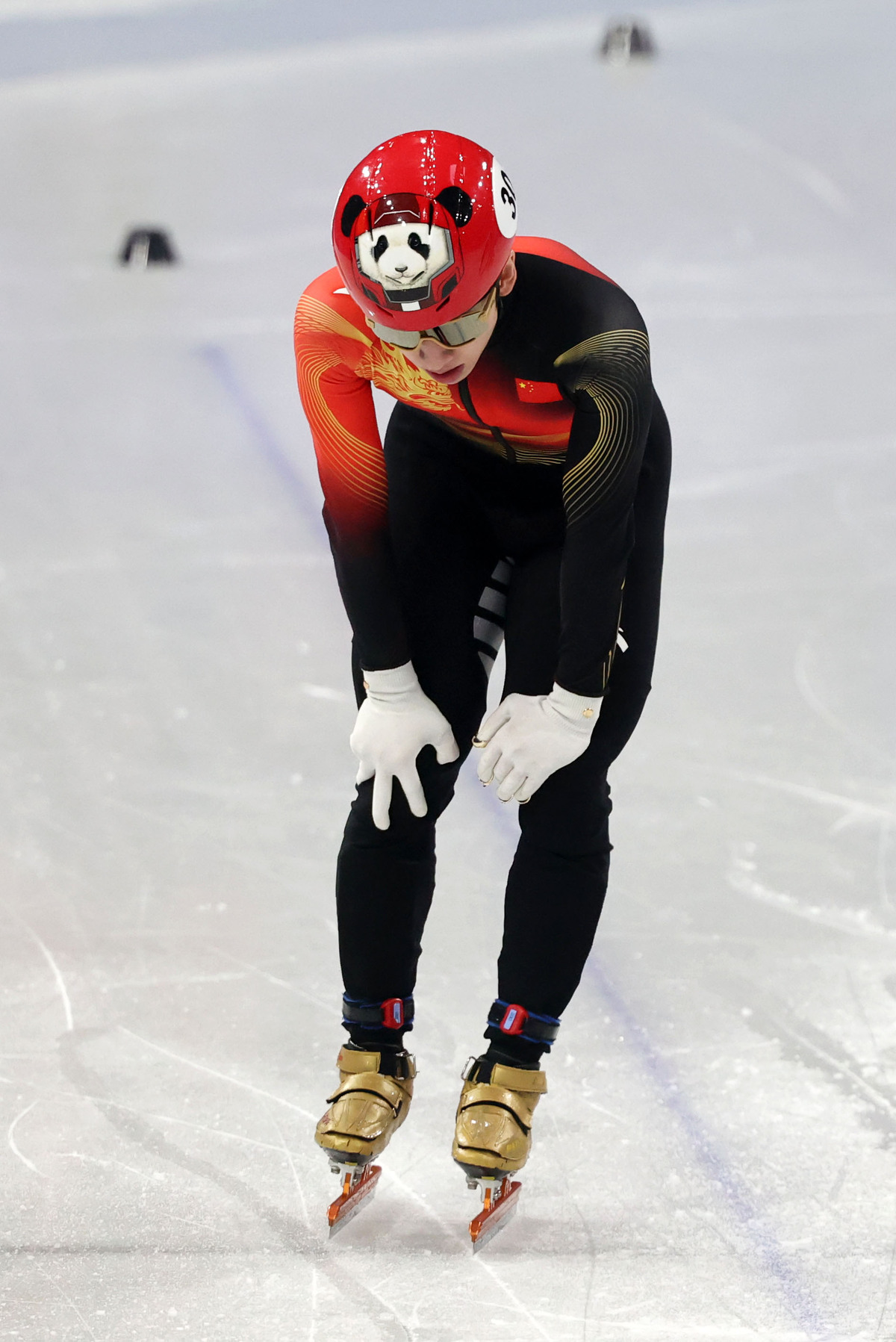 한국 출신 중국 귀화 선수 쇼트트랙 린샤오쥔(한국명 임효준)이 18일(현지 시간) 이탈리아 밀라노 아이스 스케이팅 아레나에서 열린 2026 밀라노·코르티나 담페초 동계올림픽 쇼트트랙 남자 500m 준준결승을 마친 뒤 숨을 고르고 있다.&nbsp; &nbsp;밀라노=뉴시스