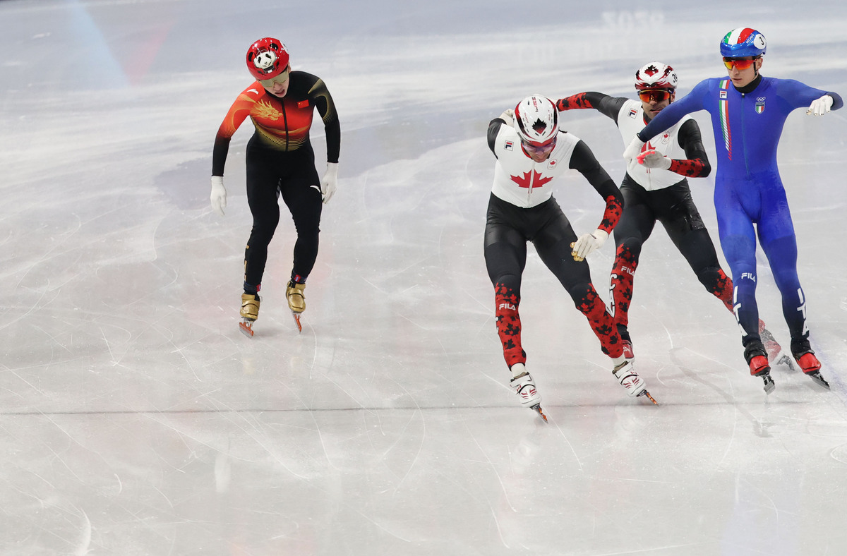 한국 출신 중국 귀화 선수 쇼트트랙 린샤오쥔(한국명 임효준, 맨 왼쪽)이 18일(현지 시간) 이탈리아 밀라노 아이스 스케이팅 아레나에서 열린 2026 밀라노·코르티나 담페초 동계올림픽 쇼트트랙 남자 500m 준준결승에서 결승선에 들어오고 있다.&nbsp; &nbsp;밀라노=뉴시스
