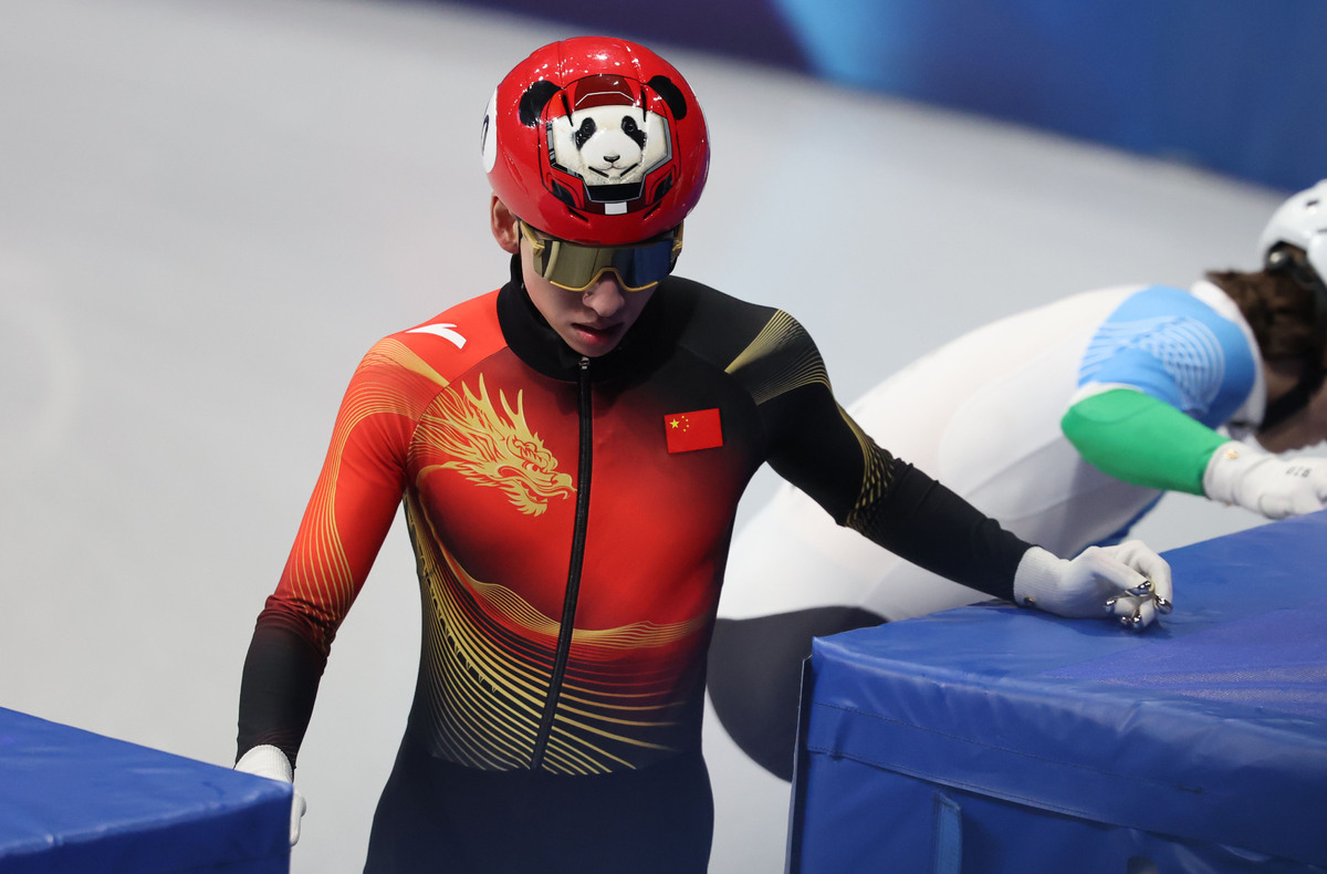 한국 출신 중국 귀화 선수 쇼트트랙 린샤오쥔(한국명 임효준)이 18일(현지 시간) 이탈리아 밀라노 아이스 스케이팅 아레나에서 열린 2026 밀라노·코르티나 담페초 동계올림픽 쇼트트랙 남자 500m 준준결승을 마친 뒤 아쉬워하고 있다.&nbsp; &nbsp;밀라노=뉴시스
