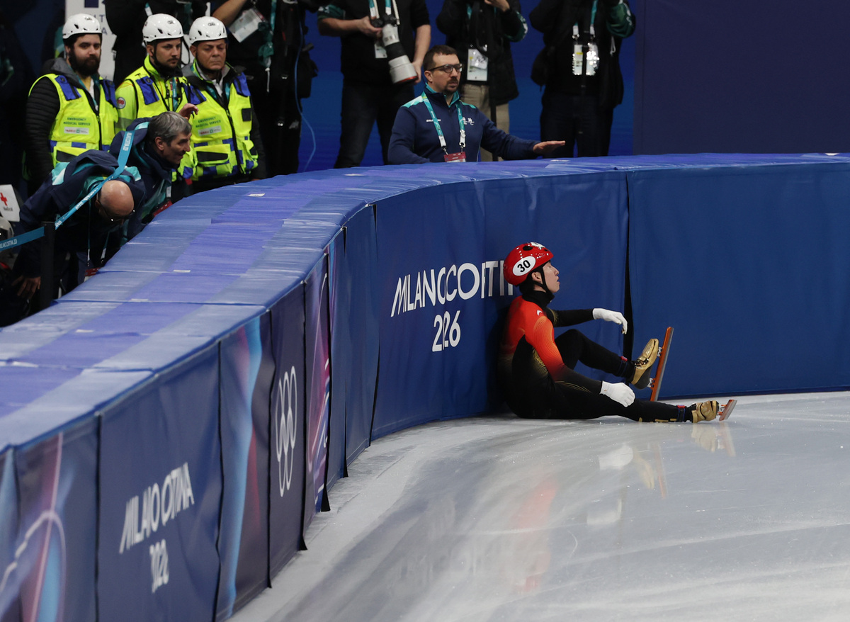 14일(현지시간) 이탈리아 밀라노 아이스스케이팅 아레나에서 열린 2026 밀라노-코르티나담페초 동계올림픽 쇼트트랙 남자 1500m 준준결승에서 중국 린샤오쥔이 넘어지고 있다.&nbsp; &nbsp;&nbsp;밀라노=연합뉴스