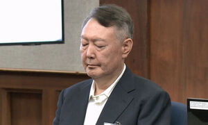 尹, 선고순간 미동 없어… 방청석선 “尹어게인” “잘못 빌어라”