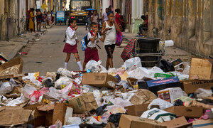 [한컷의 울림] 美 원유 수출 봉쇄에 쿠바 ‘쓰레기 대란’