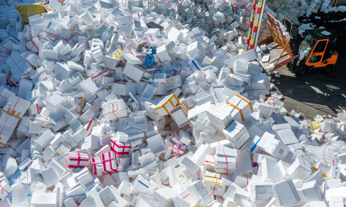 연휴가 지나간 자리, 재활용센터 ‘스티로폼 산’ [한강로 사진관]