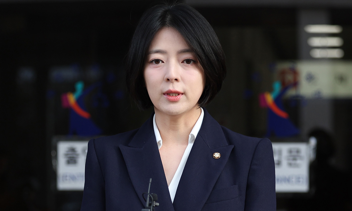 국민의힘 배현진 의원이 20일 서울 양천구 서울남부지방법원에서 당원권 1년 정지에 대한 징계 효력정지 가처분 신청을 하기 앞서 입장을 밝히고 있다. 뉴시스