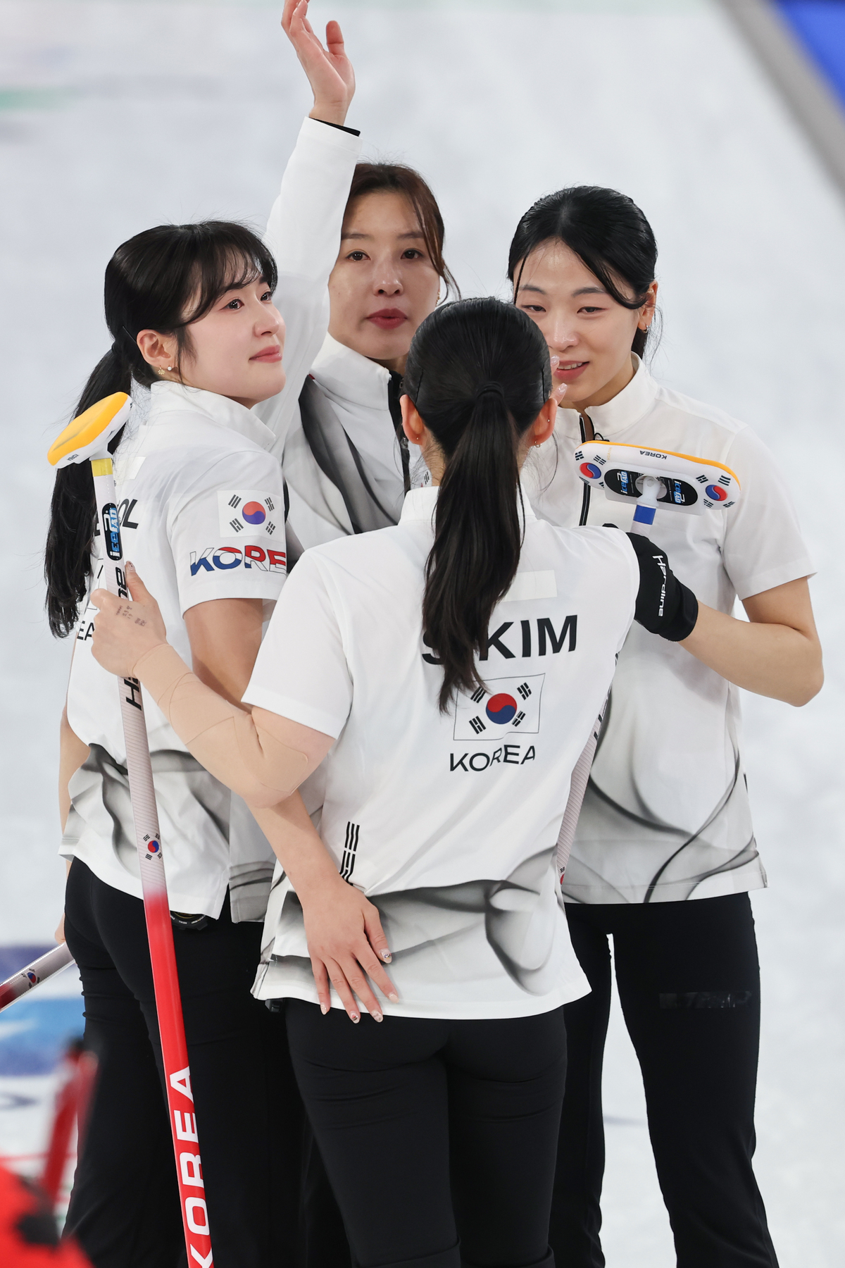 한국 대표팀 선수들이 19일 이탈리아 코르티나담페초 컬링 올림픽 스타디움에서 열린 2026 밀라노·코르티나담페초 동계 올림픽 컬링 여자 라운드로빈 한국과 캐나다의 경기에서 7-10으로 패배한 뒤 붉어진 눈시울로 서로를 위로하고 있다. 코르티나담페초=연합뉴스