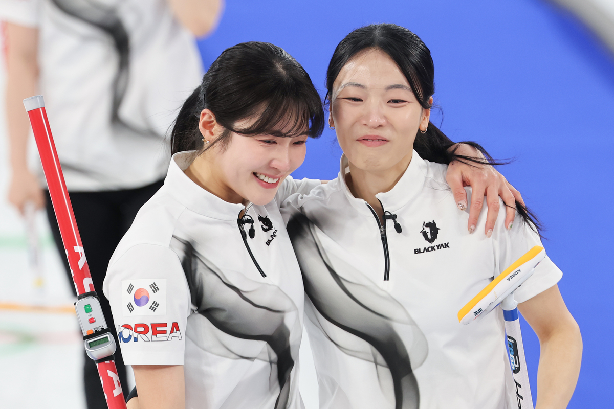 여자 컬링 한국 대표팀 설예은(왼쪽)과 김민지가 19일 이탈리아 코르티나담페초 컬링 올림픽 스타디움에서 열린 2026 밀라노·코르티나담페초 동계 올림픽 컬링 여자 라운드로빈 한국과 캐나다의 경기가 끝난 뒤 붉어진 눈시울로 서로 위로하고 있다. 코르티나담페초=연합뉴스