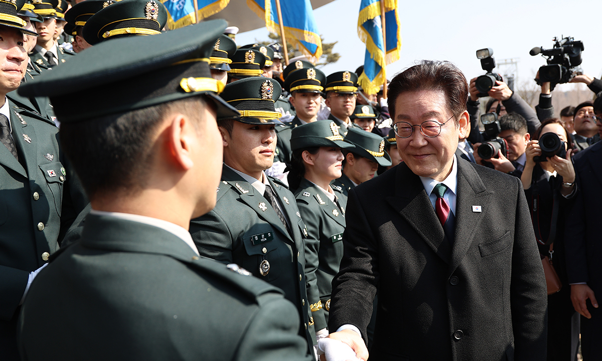 이재명 대통령이 20일 충남 계룡대 대연병장에서 열린 육·해·공군 사관학교 통합임관식을 마친 후 신임 장교들을 격려하고 있다. 뉴스1