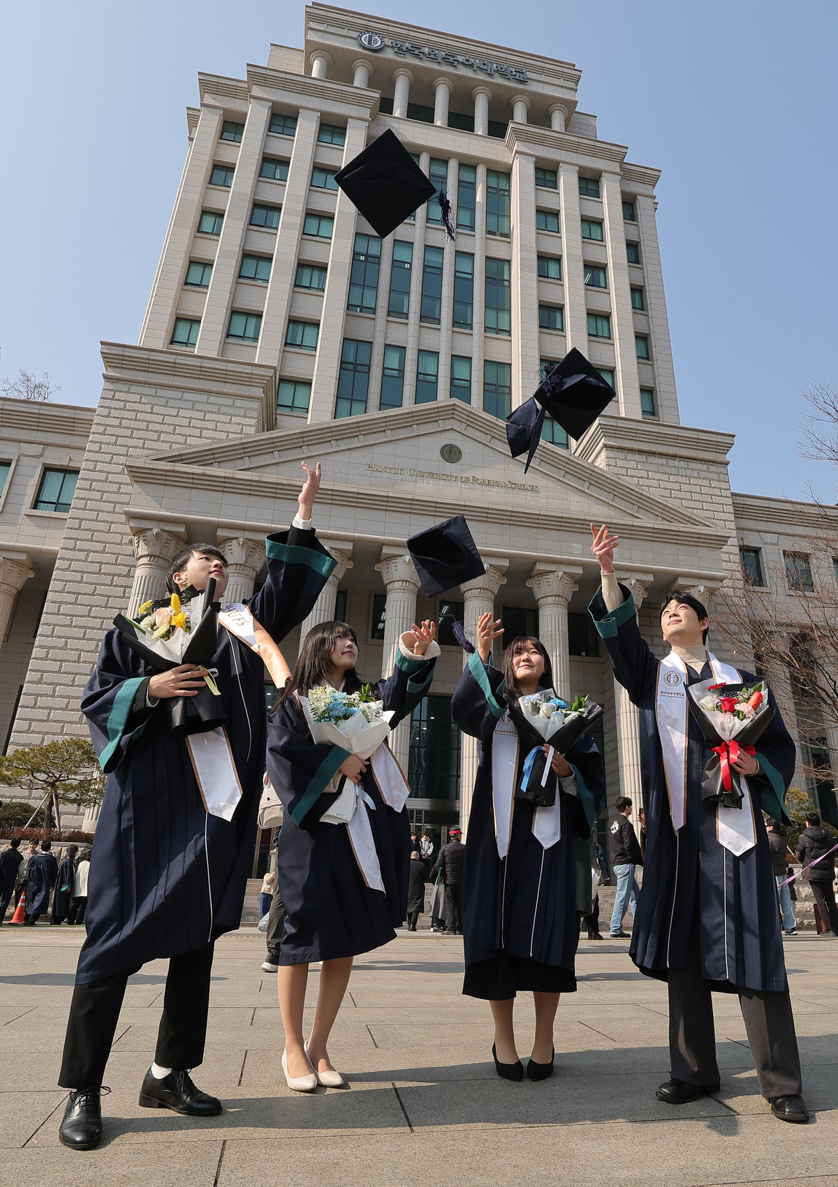 2026년 전기 학위수여식이 열린 20일 서울 동대문구 한국외국어대학교에서 졸업생들이 학사모를 던지며 기념 촬영을 하고 있다. 이재문 기자