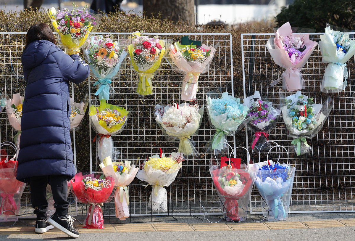2026년 전기 학위수여식이 열린 20일 서울 동대문구 한국외국어대학교에서 한 상인이 꽃다발을 정리하고 있다. 이재문 기자