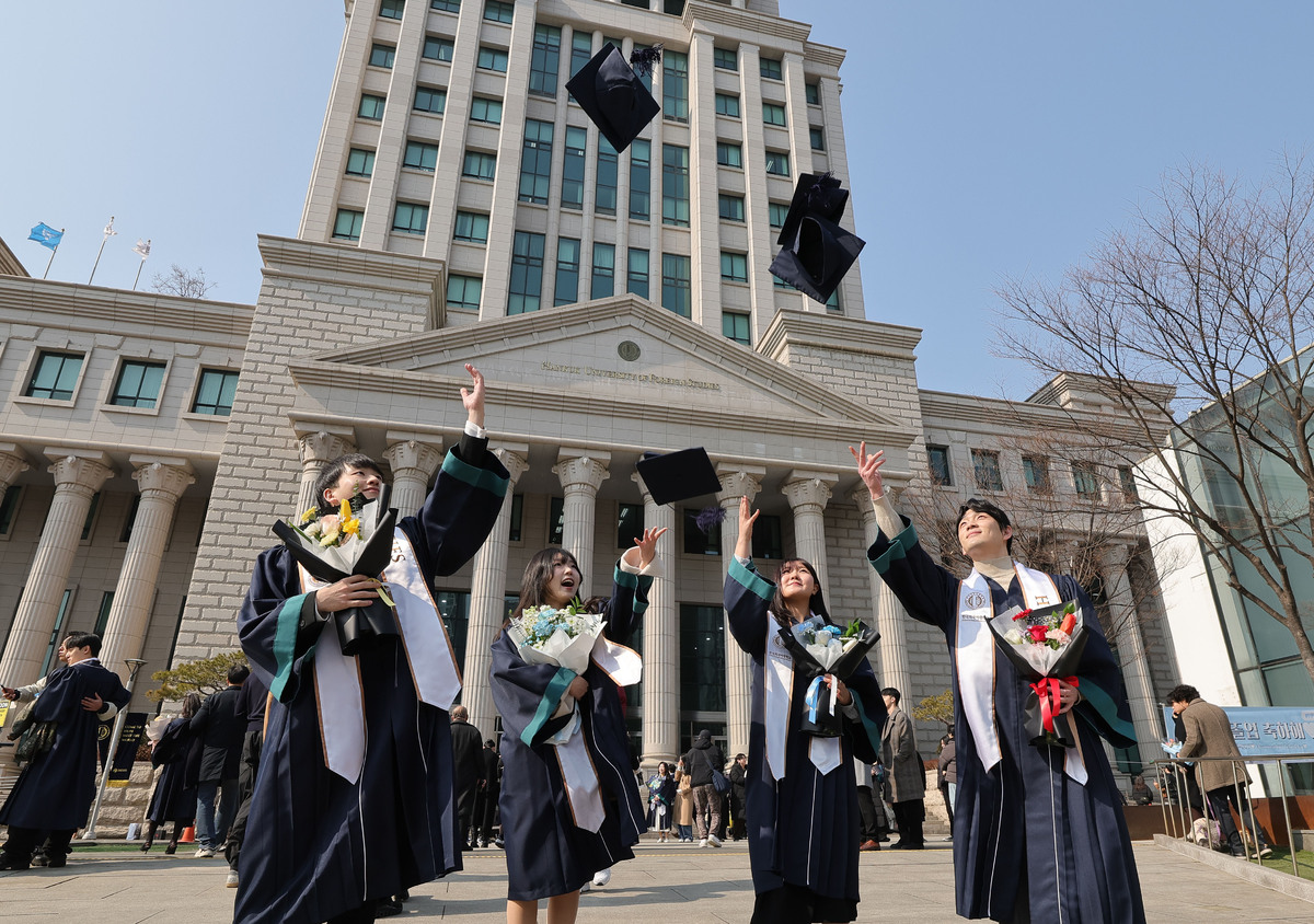 2026년 전기 학위수여식이 열린 20일 서울 동대문구 한국외국어대학교에서 졸업생들이 학사모를 던지며 기념 촬영을 하고 있다.&nbsp; 이재문 기자