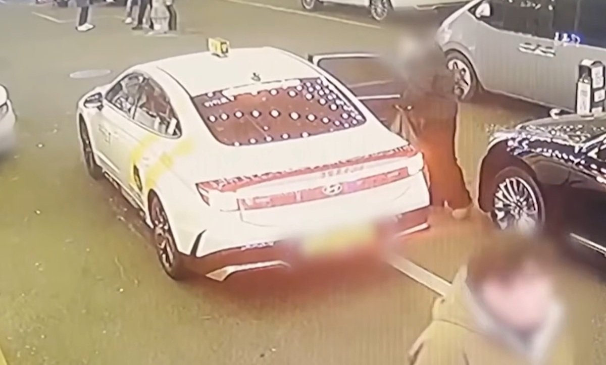 서울 강북구 모텔 살인 사건 피의자 김모씨가 지난 9일 오후 서울 강북구의 한 모텔 앞에서 홀로 택시를 타고 떠나는 모습. MBC 보도화면 캡처