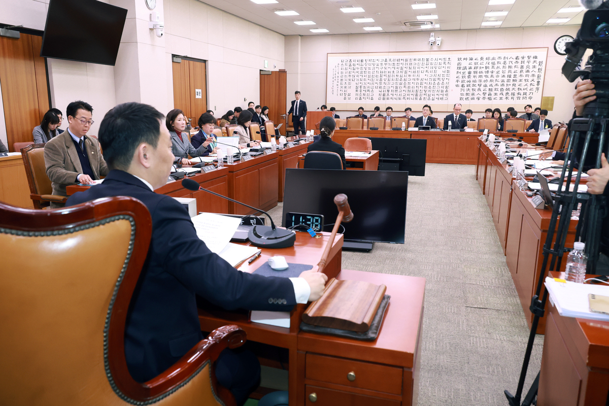 20일 서울 여의도 국회에서 열린 법제사법위원회 제5차 법안심사제1소위원회에서 김용민 소위원장이 회의를 주재하고 있다.&nbsp; &nbsp; 뉴시스