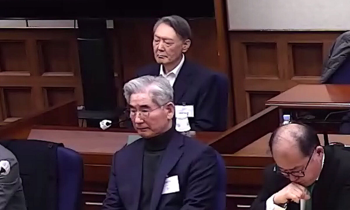 윤석열 전 대통령이 19일 서울 서초구 서울중앙지방법원에서 열린 내란 우두머리 혐의 사건 1심 선고기일에서 지귀연 부장판사의 판결문을 듣고 있다. 법원은 내란 우두머리 혐의로 기소된 윤 전 대통령에게 무기징역을 선고했다. 아래는 김용현 전 국방부 장관. 서울중앙지법 제공