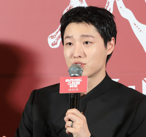 우즈, 자전 에세이 토대로 탄생한 '슬라이드 스트럼 뮤트'로 배우 데뷔