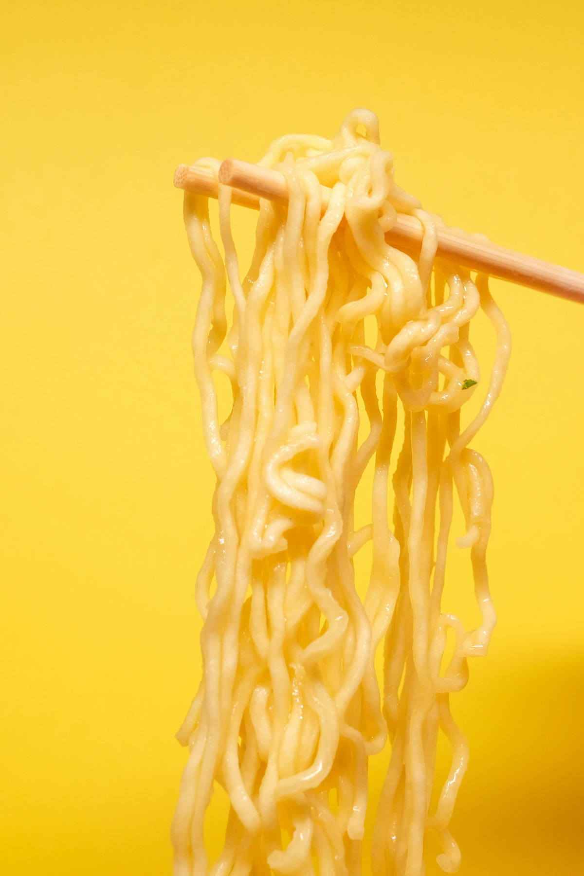 세계보건기구(WHO)가 권고하는 성인 하루 나트륨 섭취 제한량은 2000mg으로, 라면 한 그릇을 국물까지 비우면 한 끼 만에 대부분을 채울 가능성이 있다. pexels