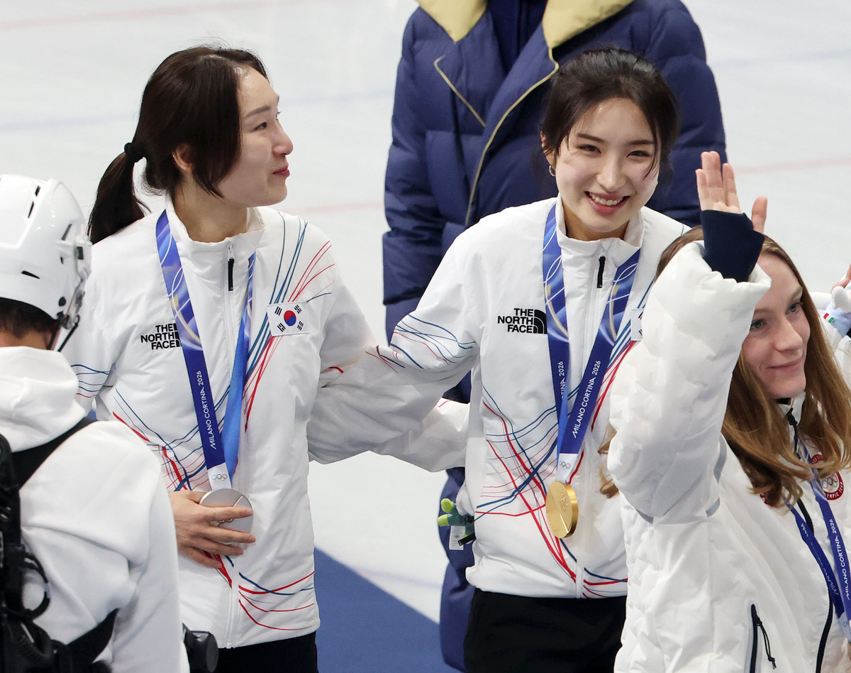 20일 (현지 시간) 이탈리아 밀라노 아이스 스케이팅 아레나 경기장에서 열린 2026 밀라노·코르티나담페초 동계올림픽 쇼트트랙 여자 1500m 시상식에서 금메달과 은메달을 수상한 김길리와 최민정이 시상대를 내려오고 있다.