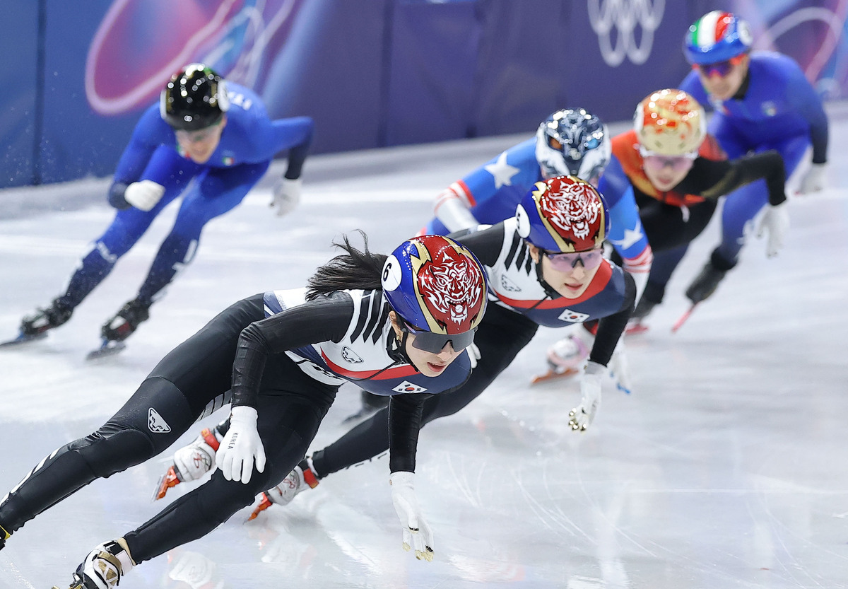 20일(현지시간) 이탈리아 밀라노 아이스스케이팅 아레나에서 열린 2026 밀라노ㆍ코르티나담페초 동계올림픽 쇼트트랙 여자 1,500m 결승에서 김길리와 최민정이 역주하고 있다.