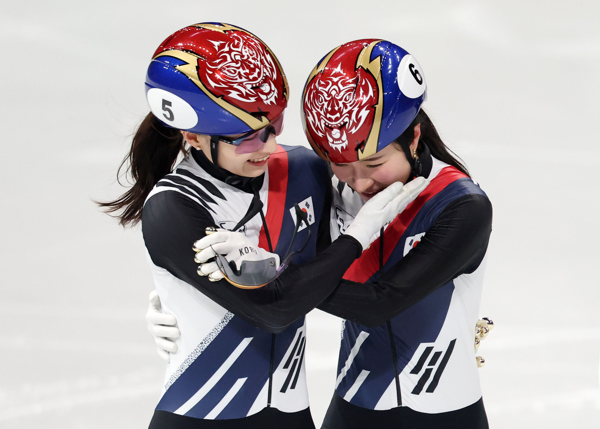 20일 (현지 시간) 이탈리아 밀라노 아이스 스케이팅 아레나 경기장에서 열린 2026 밀라노·코르티나담페초 동계올림픽 쇼트트랙 여자 1500m 결승에서 금메달을 획득한 김길리와 은메달을 획득한 최민정이 서로를 격려하며 기뻐하고 있다.