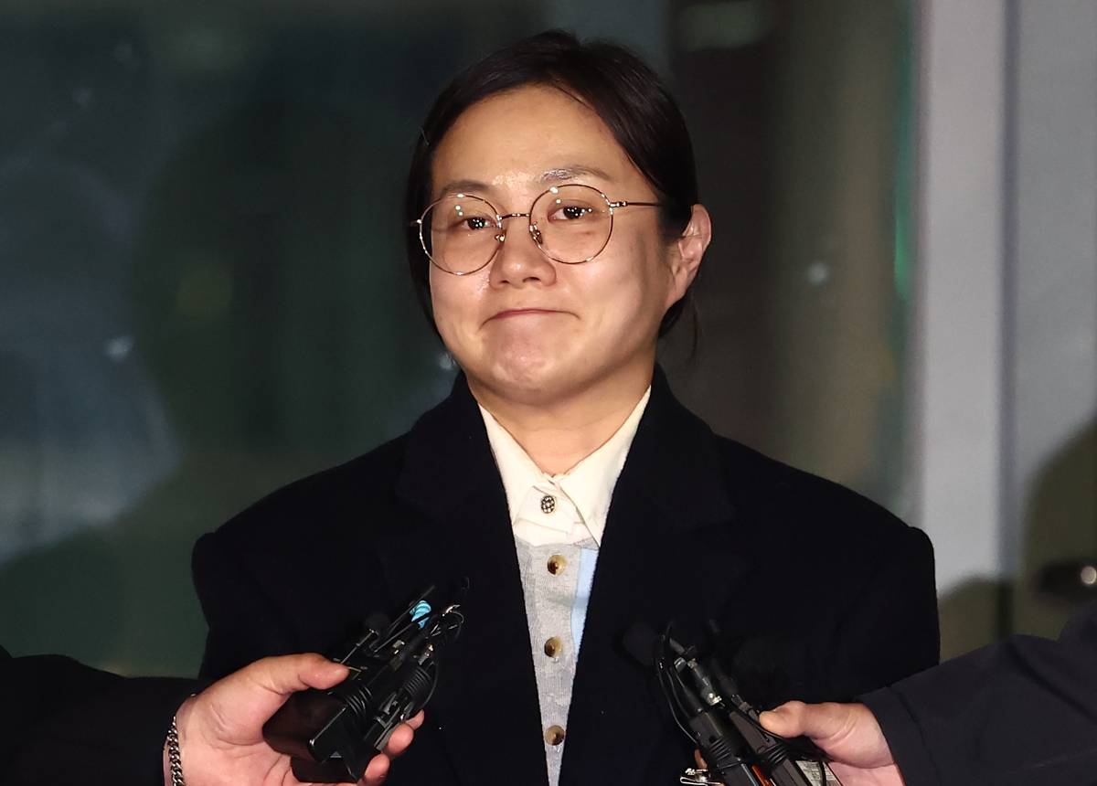 전직 매니저들에게 갑질을 했다는 등의 의혹에 휩싸인 방송인 박나래씨가 20일 밤 서울 강남경찰서에서 피고발인 조사를 마치고 나오며 취재진 질의에 답변하고 있다. 뉴스1