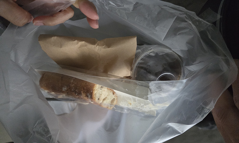 지난 17일 곽수환씨가 고객으로부터 회수한 절반가량 남은 빵과 음료