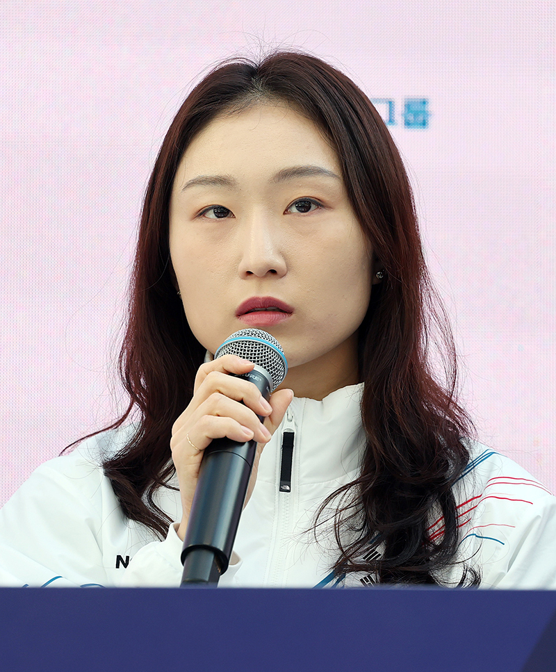 쇼트트랙 여자 1500m에서 은메달을 획득한 최민정이 21일(현지시간) 이탈리아 밀라노의 빌라 네키 캄필리오(Villa Necchi Campiglio)에 마련된 코리아하우스에서 열린 기자회견에서 취재진 질문에 답하고 있다. 뉴스1