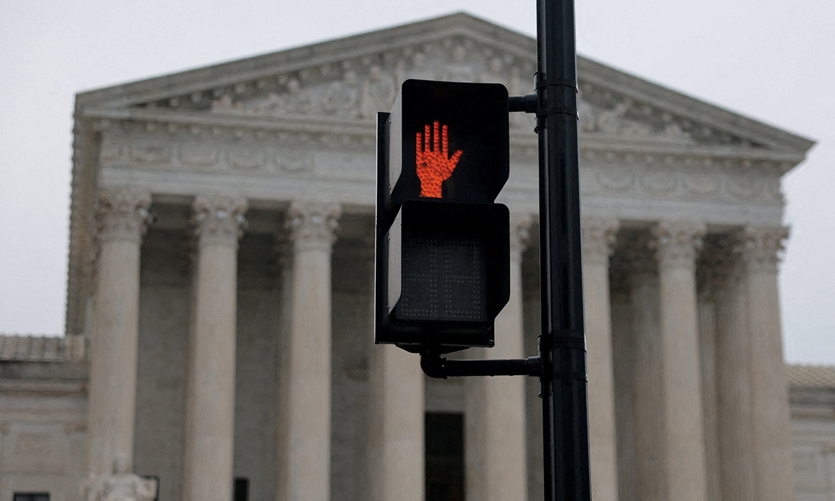 20일(현지시간) 미국 워싱턴DC의 연방대법원 건물 앞 신호등에 빨간불이 들어와 있다. 로이터연합뉴스