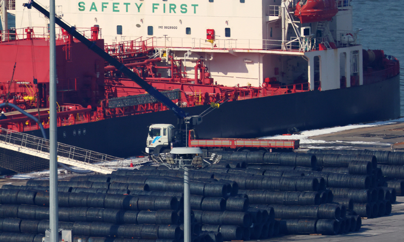 경기도 평택항에 철강 제품이 쌓여 있다. 연합뉴스