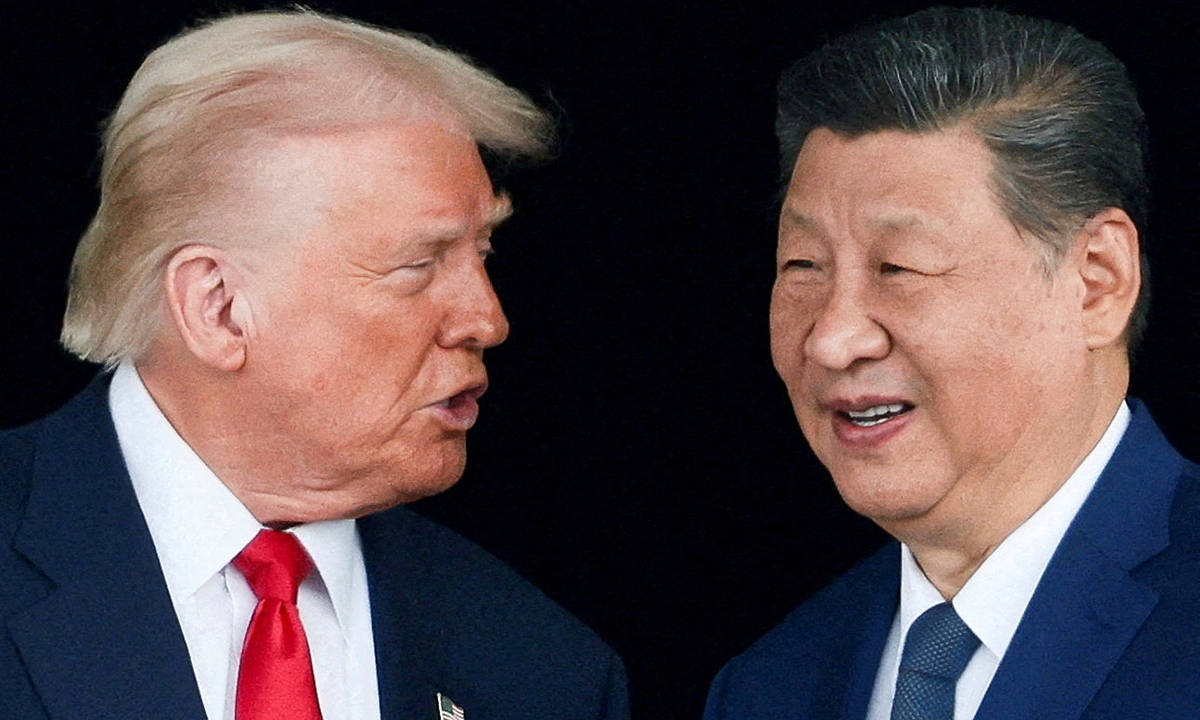 지난 2025년 10월 30일 김해국제공항에서 만난 도널드 트럼프 미국 대통령과 시진핑 중국 국가주석이 대화하고 있다. 로이터연합뉴스