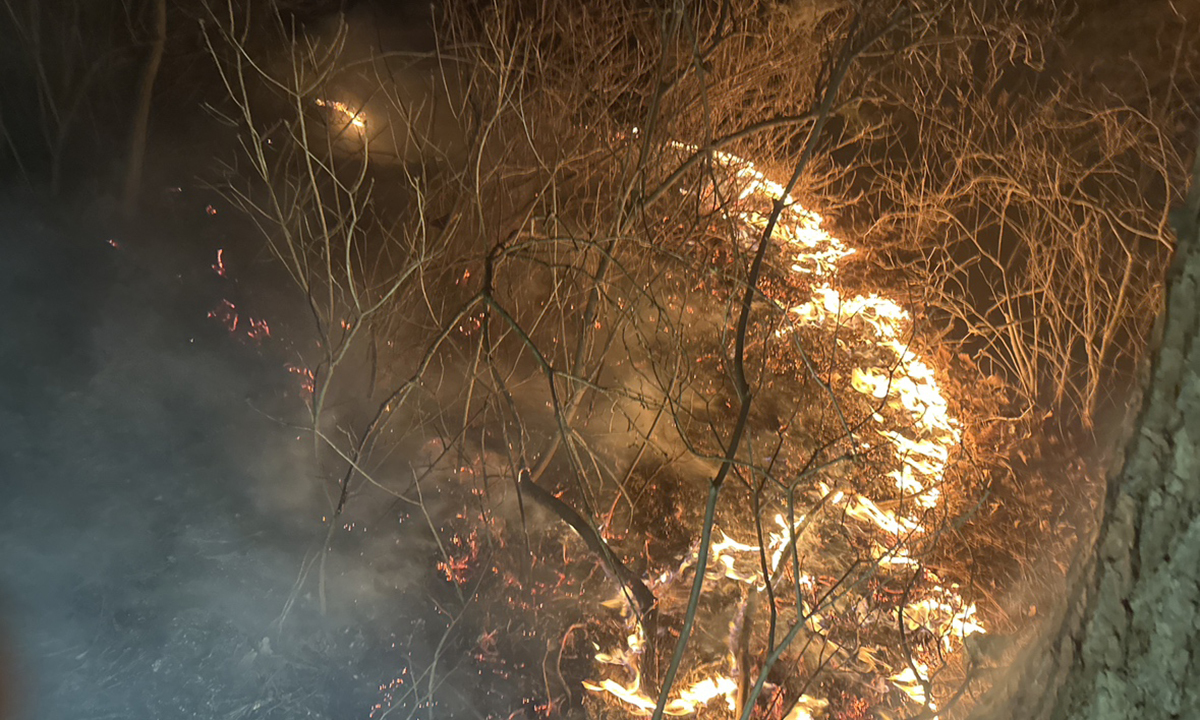 21일 오후 7시 25분께 서울 종로구 북한산에서 산불이 발생했다. 연합뉴스