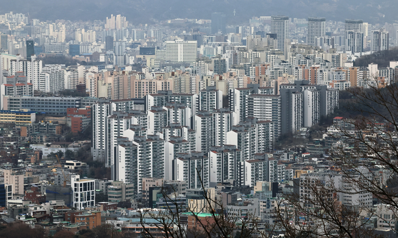 서울 남산에서 주택 및 아파트 단지가 보이고 있다.