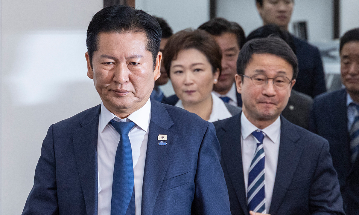 더불어민주당 정청래 대표와 한병도 원내대표, 최고위원들이 지난 20일 국회에서 열린 최고위원회의에 입장하고 있다. 연합뉴스