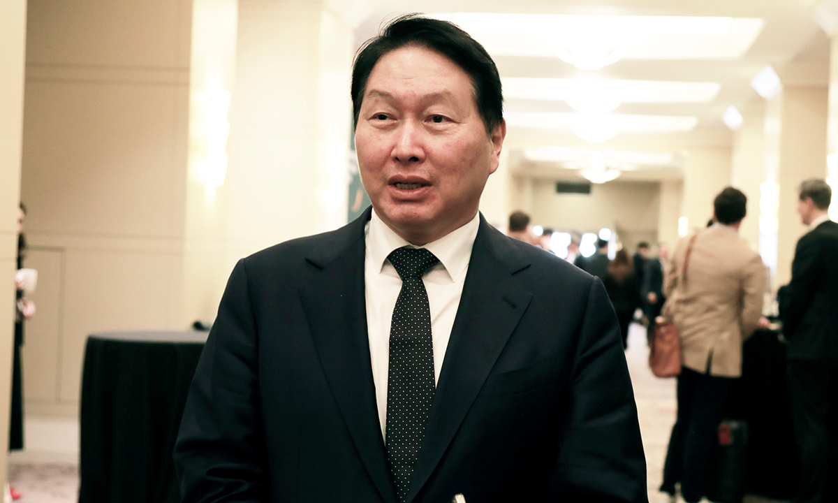 최태원 SK그룹 회장이 지난 20일(현지시간) 미국 워싱턴DC 샐러맨더 호텔에서 열린 '트랜스 퍼시픽 다이얼로그(Trans-Pacific Dialogue, TPD) 2026' 포럼 행사에서 한국 특파원들과 인터뷰하고 있다. SK그룹 제공