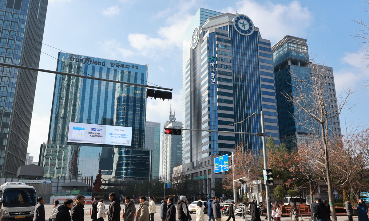 금융·보험업에 종사하는 근로자 평균 소득이 777만 원으로 가장 높은 것으로 집계됐다. 사진은 서울 여의도 증권가. 연합뉴스