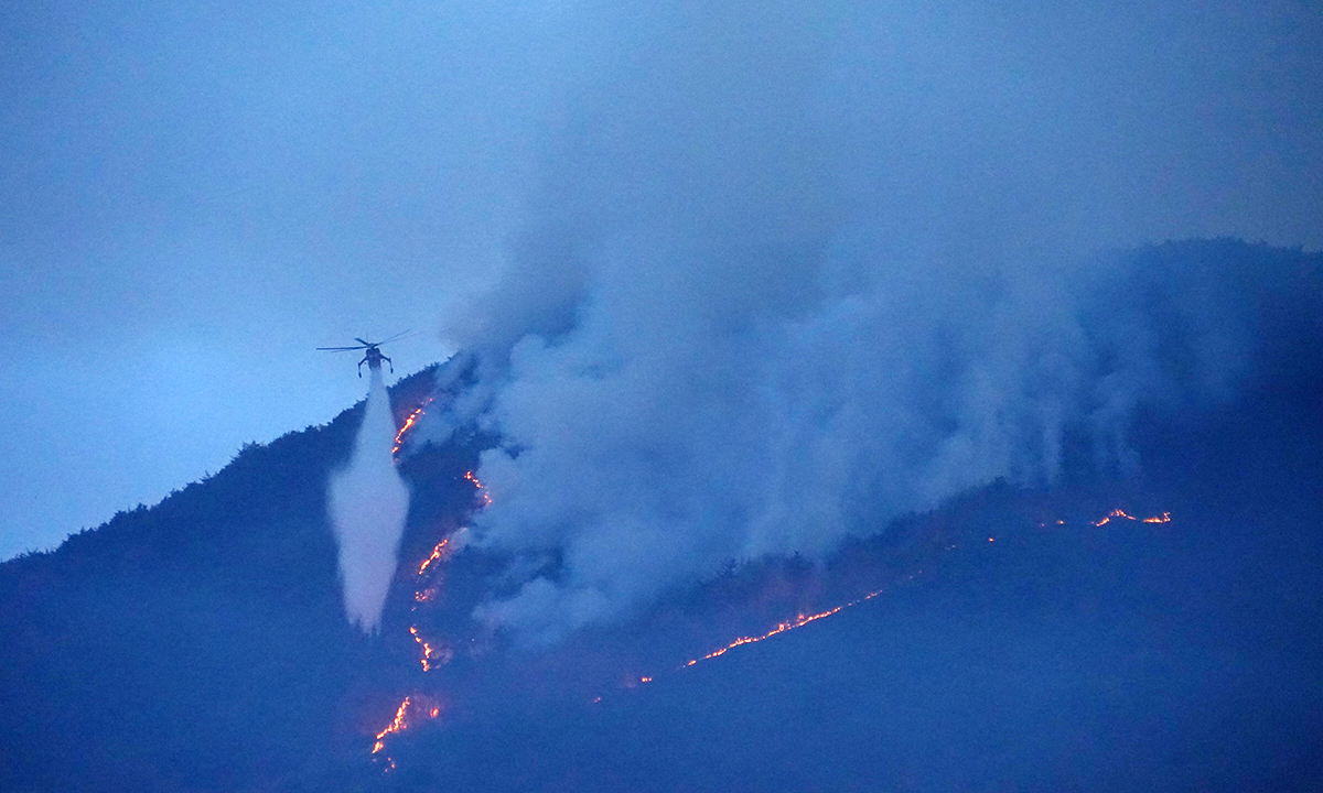 경남 밀양 산불 이틀째인 24일 삼랑진읍 검세리 산불 현장에서 산림청 산불진화 헬기가 진화 작업을 벌이고 있다. 산림청 제공