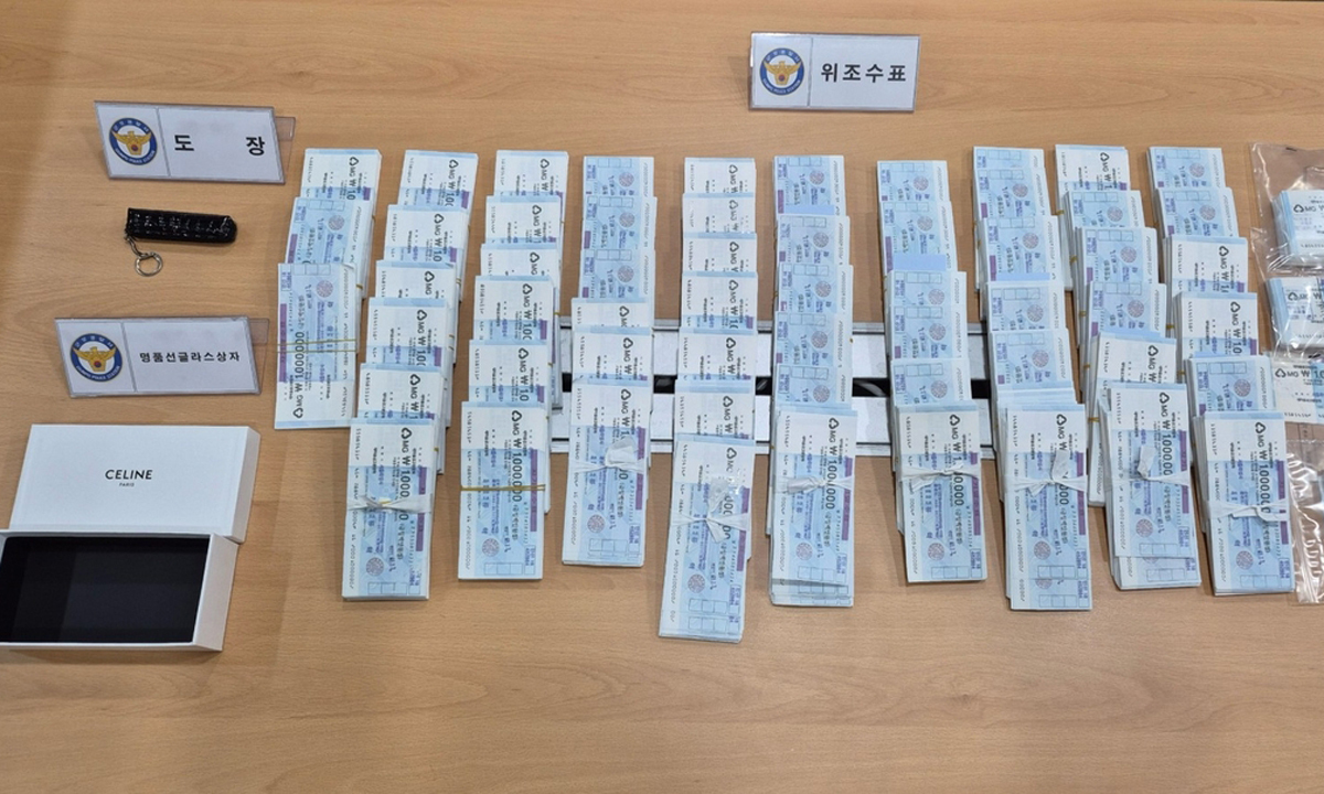 범행에 쓴 위조수표. 군포경찰 제공