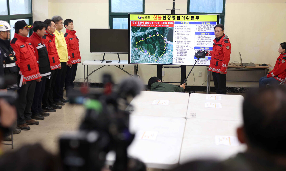밀양산불 산불현장통합지휘본부장인 박은식 산림청장 직무대리가 24일 경남 밀양시 삼랑진읍 삼랑진맑은물관리센터에 마련된 산불재난지휘본부에서 브리핑하고 있다. 연합뉴스
