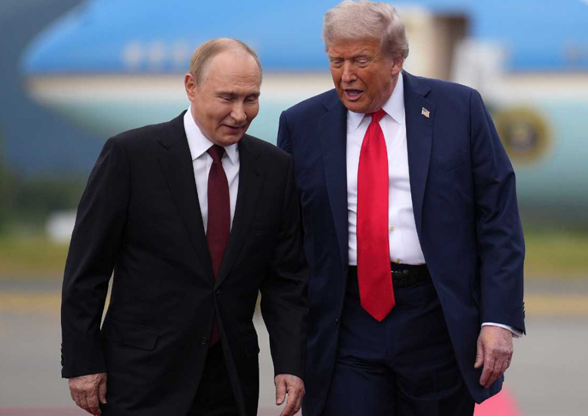 블라디미르 푸틴 러시아 대통령(왼쪽)과 도널드 트럼프 미국 대통령. 사진은 지난 2025년 8월 두 사람이 미·러 정상회담을 위해 미국 알래스카에서 만나 함께&nbsp;회의장으로 이동하는 모습. 게티이미지