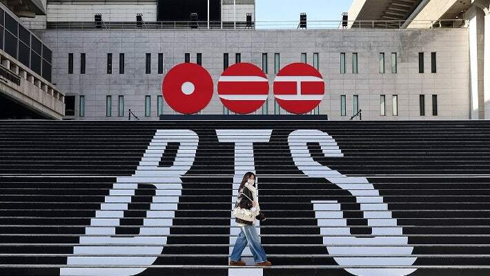 서울 세종문화회관 계단이 오는 방탄소년단(BTS) 관련 홍보로 꾸며져 있다. 연합뉴스