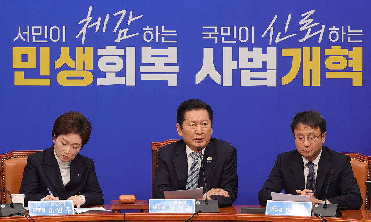 강행 더불어민주당 정청래 대표(가운데)가 25일 국회에서 열린 당 최고위원회의에서 발언하고 있다. 왼쪽부터 이언주 최고위원, 정 대표, 한병도 원내대표. 이재문 기자