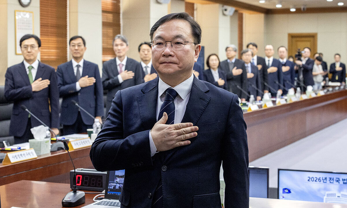 반발 박영재 법원행정처장을 비롯한 법원장들이 서울 서초구 대법원 청사에서 25일 오후 열린 전국법원장 임시회의에 참석해 국민의례를 하고 있다. 유희태 기자