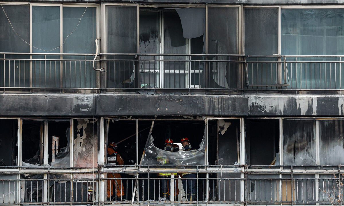 24일 서울 강남구 은마아파트에서 경찰, 소방당국 관계자들이 화재 원인 조사를 위한 합동 감식을 하고 있다. 유희태 기자