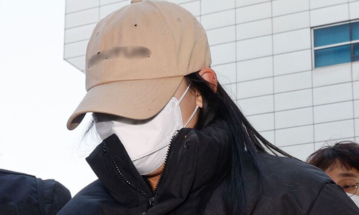 서울 강북구 일대 모텔에서 약물이 든 음료를 건네 남성 2명을 숨지게 한 혐의를 받는 20대 여성 김모씨가 지난 12일 오전 서울 도봉구 북부지방법원에서 열린 영장실질심사(구속 전 피의자 심문)에 출석하고 있다. 뉴스1