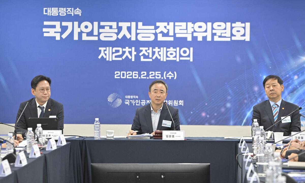 25일 서울 중구 서울스퀘어에서 ''국가인공지능전략위원회 제2차 전체회의''가 열리고 있다. 왼쪽부터 배경훈 부총리 겸 과학기술정보통신부 장관, 임문영 국가인공지능전략위원회 상근 부위원장, 구윤철 부총리 겸 재정경제부 장관. 과학기술정보통신부 제공